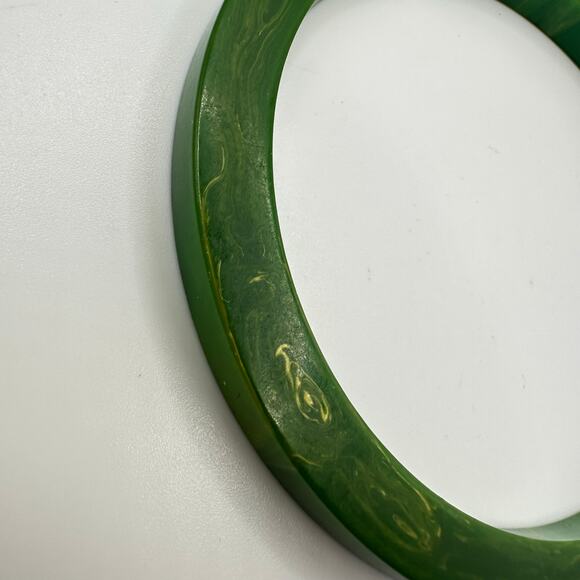 Antique Art Deco 1930s swirled spinach green yellow Bakelite bangle bracelet - Picture 5 of 7